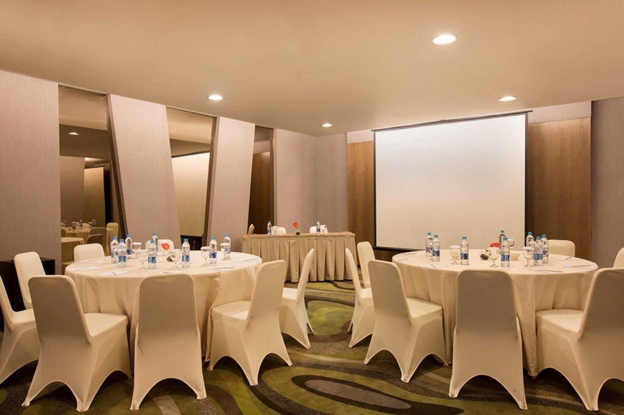 Hotel Santika Premiere Hayam Wuruk Джакарта Екстериор снимка